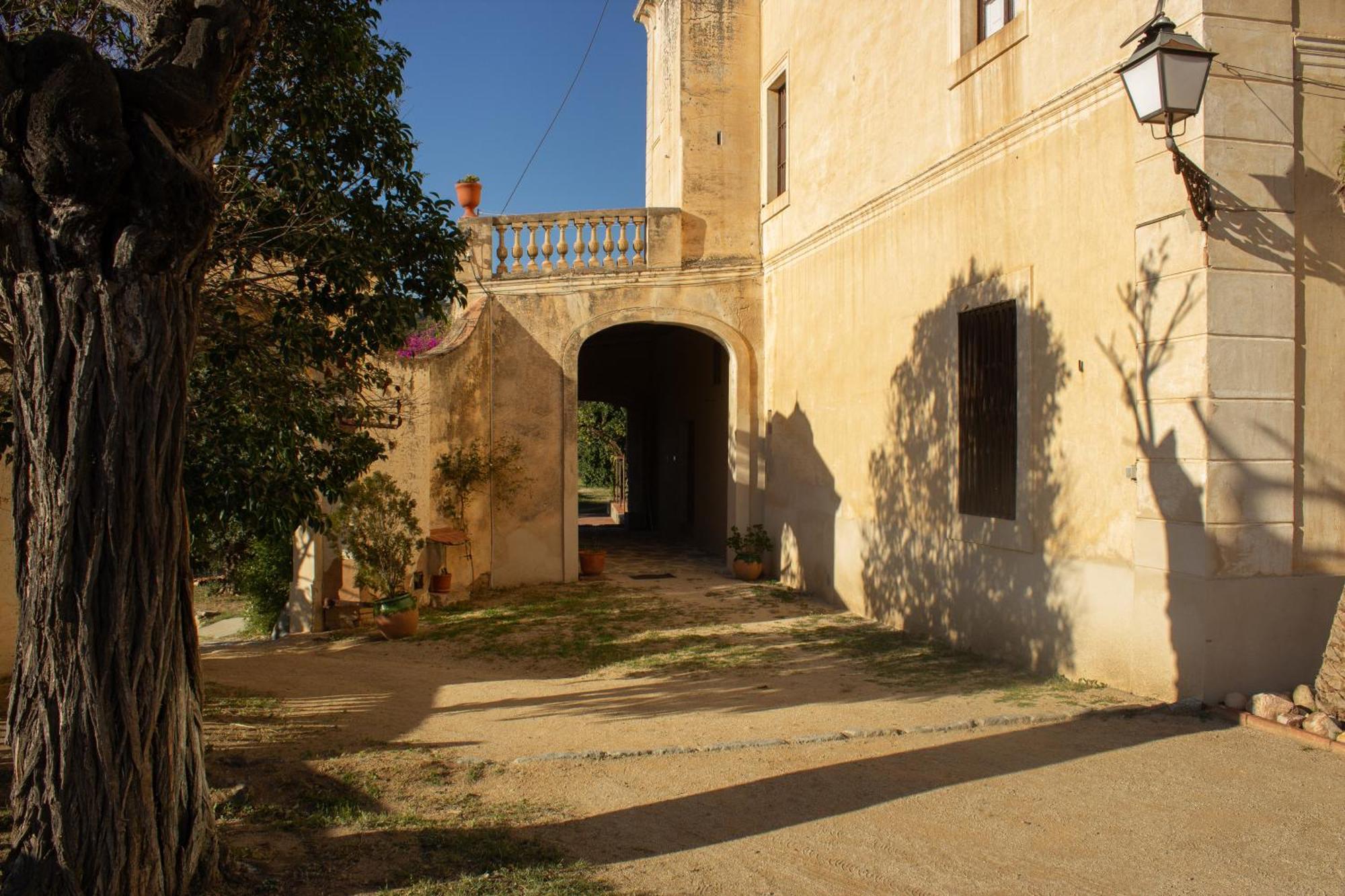 Can Rovira: Neoclassical Mansion Near Barcelona Alella Exterior photo